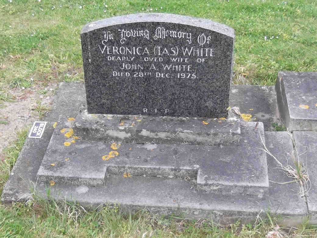 Photo of headstones/Veronica Gawne d 1975 hdstn Dunedin